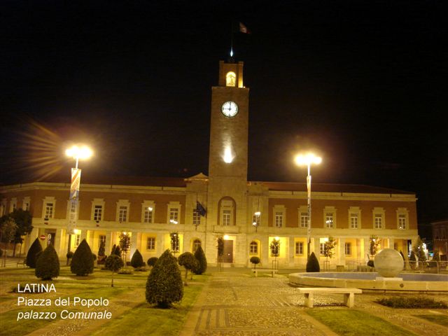Piazza del popolo con il palazzo comunale